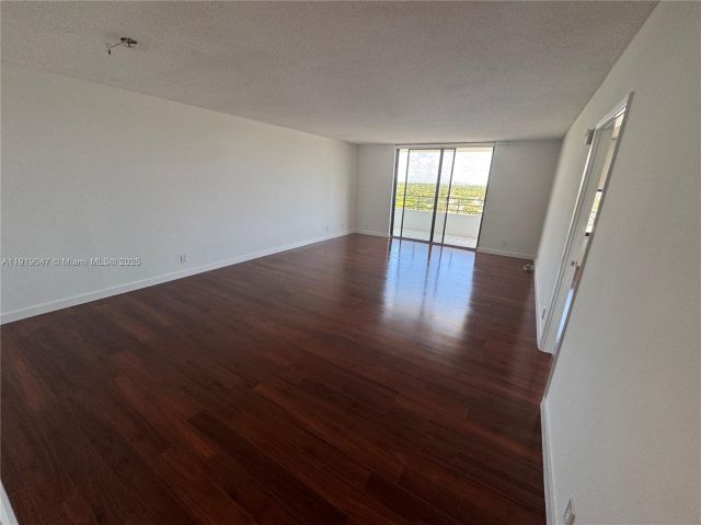 1-bedroom condo for sale in Hallandale Beach - 2500 Parkview Dr 1109 - MondialRealty