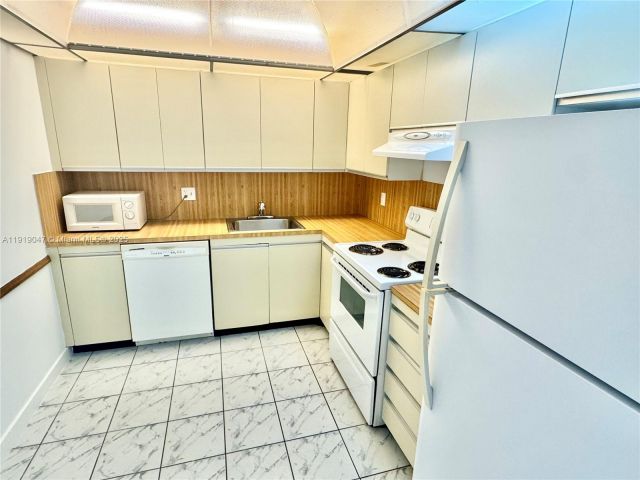 1-bedroom condo for sale in Hallandale Beach - 2500 Parkview Dr 1109 - MondialRealty