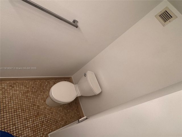 1-bedroom condo for sale in Hallandale Beach - 2500 Parkview Dr 1109 - MondialRealty