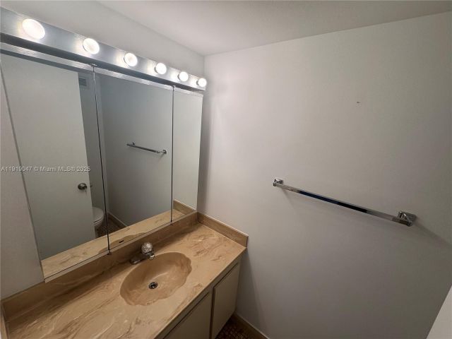 1-bedroom condo for sale in Hallandale Beach - 2500 Parkview Dr 1109 - MondialRealty