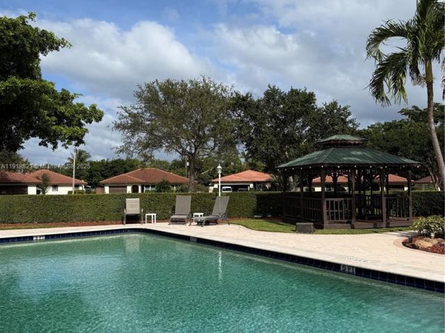 2-bedroom home for sale in Boca Raton - 300 NW 42nd St - MondialRealty