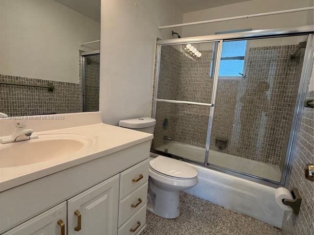 2-bedroom home for sale in Boca Raton - 300 NW 42nd St - MondialRealty