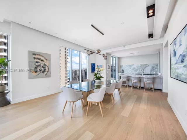 2-bedroom condo for sale in Miami - 900 Brickell Key Blvd 1403 - MondialRealty
