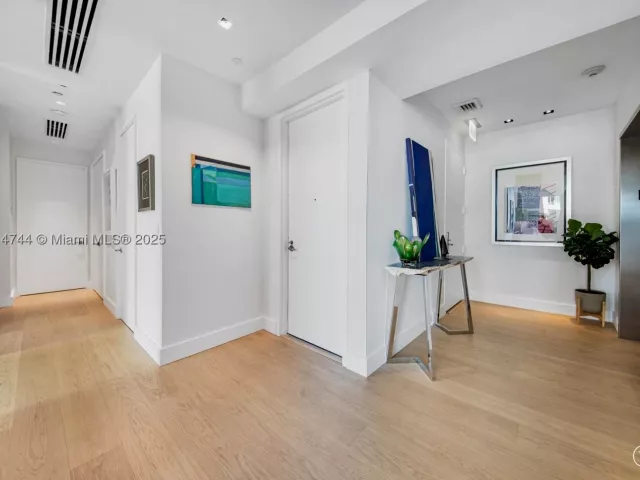 2-bedroom condo for sale in Miami - 900 Brickell Key Blvd 1403 - MondialRealty