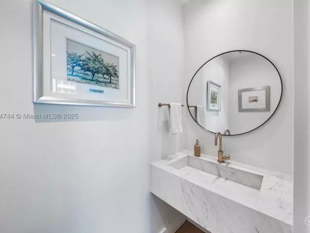 2-bedroom condo for sale in Miami - 900 Brickell Key Blvd 1403 - MondialRealty
