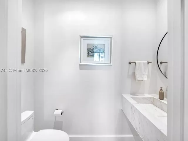 2-bedroom condo for sale in Miami - 900 Brickell Key Blvd 1403 - MondialRealty