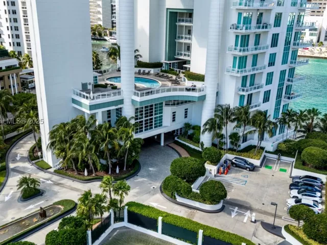 2-bedroom condo for sale in Miami - 900 Brickell Key Blvd 1403 - MondialRealty