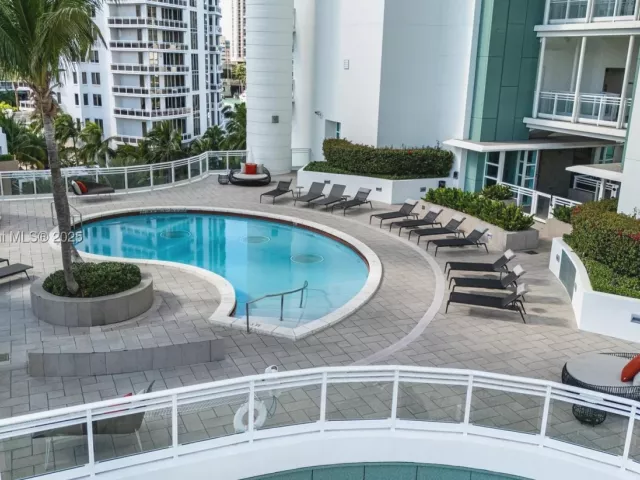 2-bedroom condo for sale in Miami - 900 Brickell Key Blvd 1403 - MondialRealty