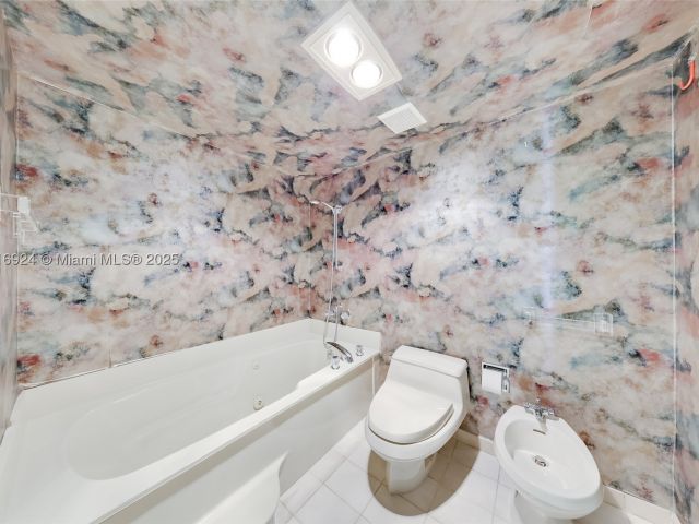 3-bedroom condo for sale in Miami - 520 Brickell Key Dr A1104 - MondialRealty