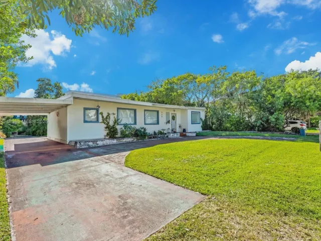 2-bedroom home for sale in Sunny Isles Beach - 242 189th St - MondialRealty