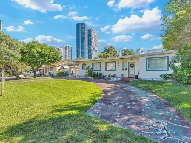 2-bedroom home for sale in Sunny Isles Beach - 242 189th St - MondialRealty