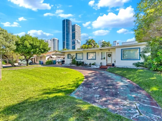 2-bedroom home for sale in Sunny Isles Beach - 242 189th St - MondialRealty