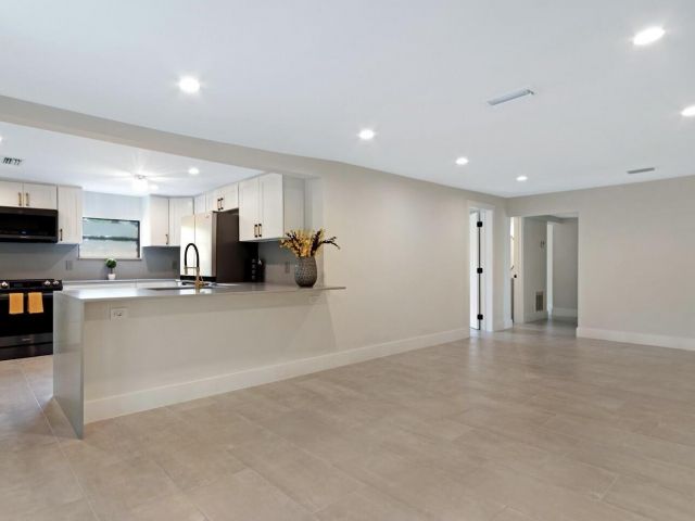 Home for sale at 537 NE 14th Court - photo 6827151