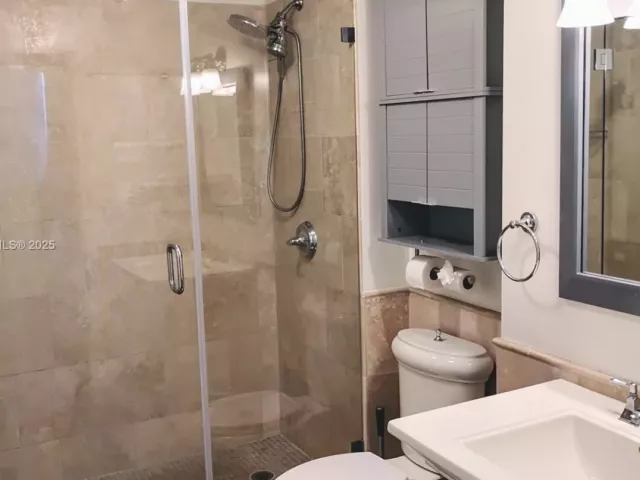 1-bedroom condo for rent in Miami Beach - 1500 Bay Rd 1002S - MondialRealty