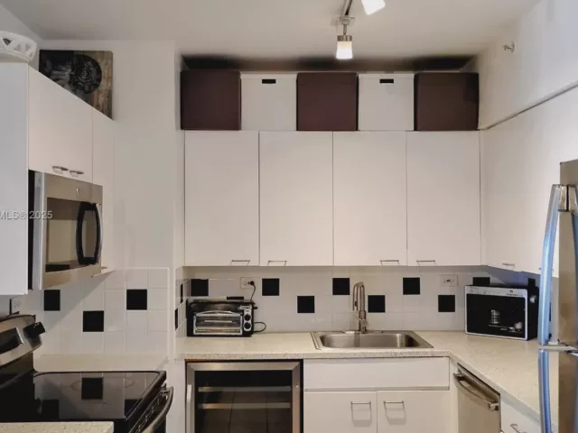 1-bedroom condo for rent in Miami Beach - 1500 Bay Rd 1002S - MondialRealty