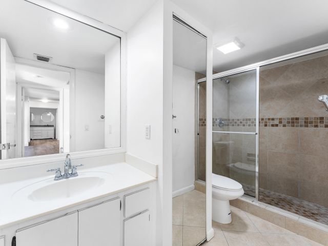 Home for rent at 1700 Embassy Drive 708 - photo 6829769