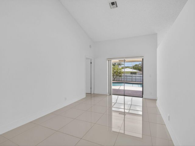 Home for rent at 488 NW 13th Street - photo 6854472