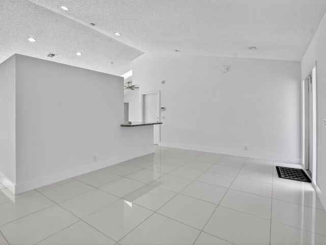 Home for rent at 488 NW 13th Street - photo 6854474