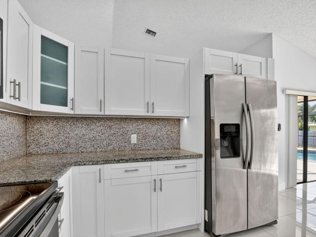 Home for rent at 488 NW 13th Street - photo 6854475