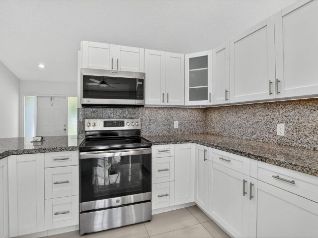 Home for rent at 488 NW 13th Street - photo 6854476