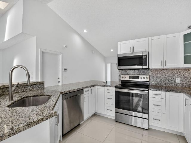 Home for rent at 488 NW 13th Street - photo 6854477