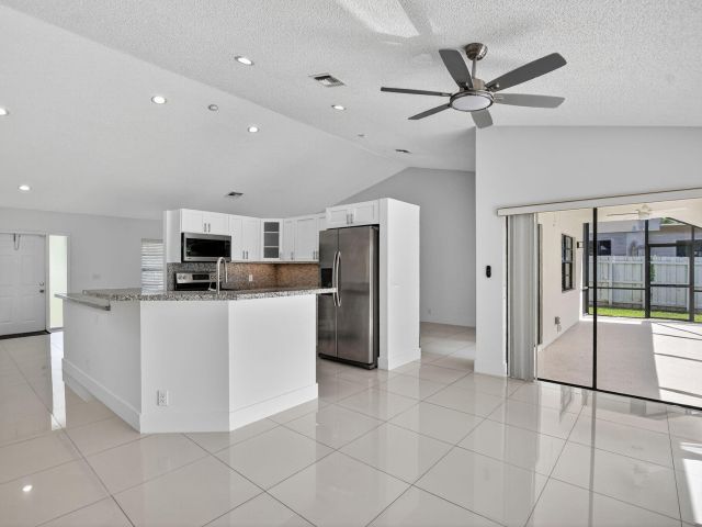 Home for rent at 488 NW 13th Street - photo 6854479