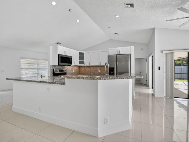 Home for rent at 488 NW 13th Street - photo 6854480