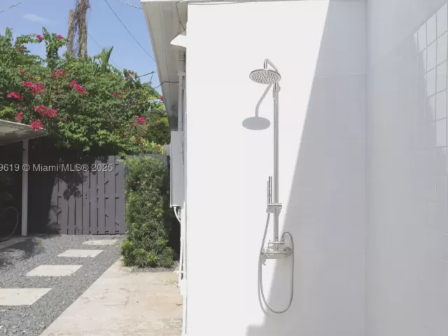 3-bedroom home for rent in Biscayne Park - 12020 NE 5th Ave - MondialRealty
