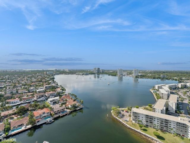 2-bedroom condo for sale in Aventura - 1000 W Island Blvd 2911 - MondialRealty