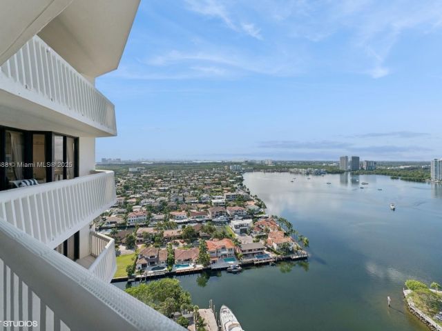 2-bedroom condo for sale in Aventura - 1000 W Island Blvd 2911 - MondialRealty