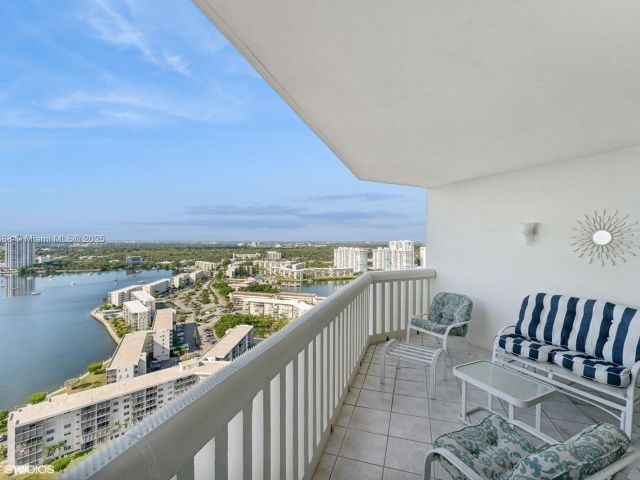 2-bedroom condo for sale in Aventura - 1000 W Island Blvd 2911 - MondialRealty