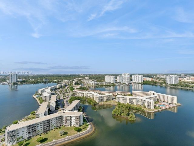 2-bedroom condo for sale in Aventura - 1000 W Island Blvd 2911 - MondialRealty