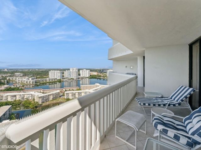 2-bedroom condo for sale in Aventura - 1000 W Island Blvd 2911 - MondialRealty