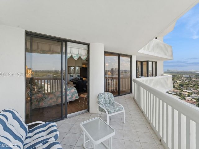 2-bedroom condo for sale in Aventura - 1000 W Island Blvd 2911 - MondialRealty