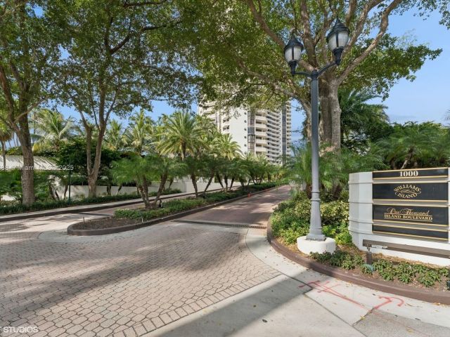2-bedroom condo for sale in Aventura - 1000 W Island Blvd 2911 - MondialRealty