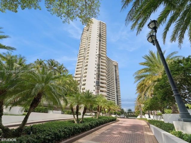 2-bedroom condo for sale in Aventura - 1000 W Island Blvd 2911 - MondialRealty
