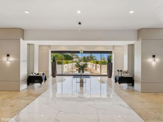 2-bedroom condo for sale in Aventura - 1000 W Island Blvd 2911 - MondialRealty