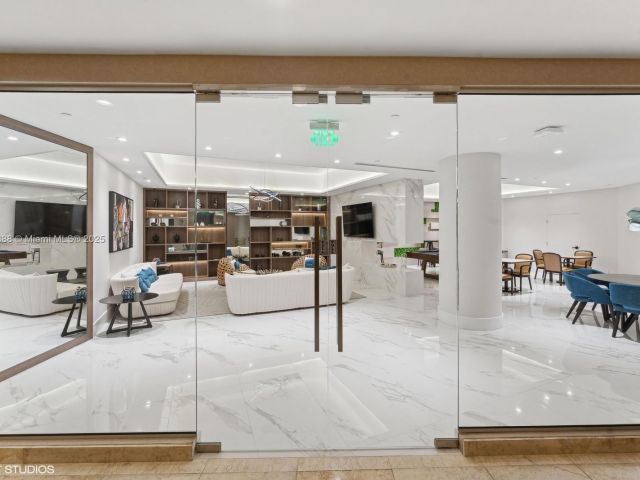 2-bedroom condo for sale in Aventura - 1000 W Island Blvd 2911 - MondialRealty