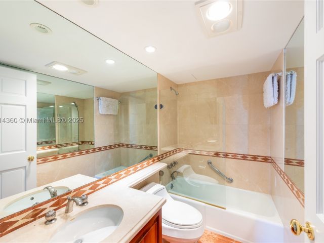 2-bedroom condo for rent in Key Biscayne - 151 Crandon Blvd 1036 - MondialRealty