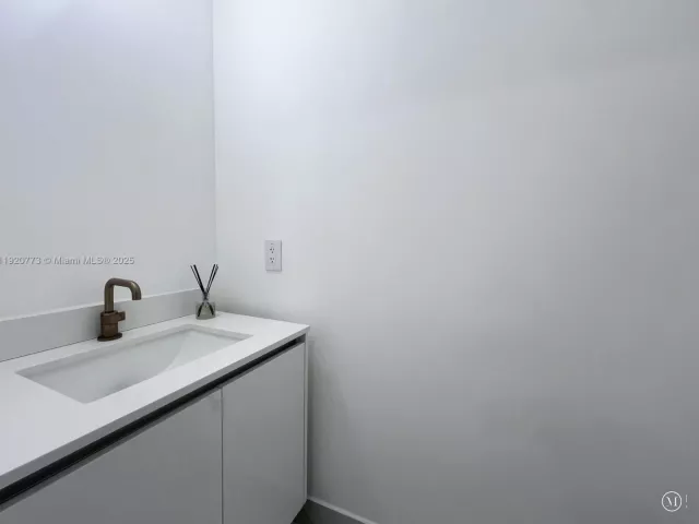 3-bedroom condo for rent in Miami - 700 NE 24th St 1503 - MondialRealty