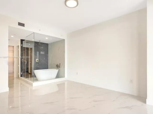 3-bedroom condo for rent in Miami - 700 NE 24th St 1503 - MondialRealty