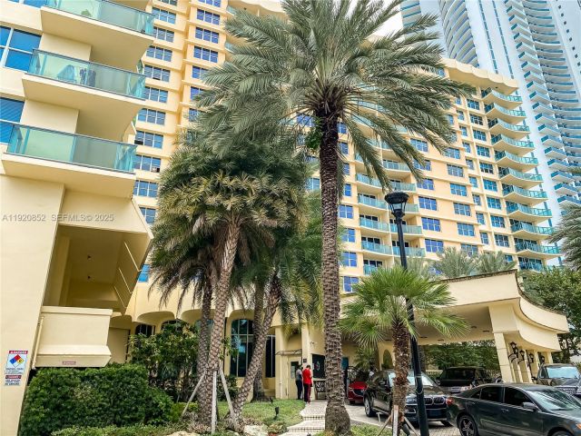 1-bedroom condo for sale in Hollywood - 2501 S Ocean Dr 828 - MondialRealty