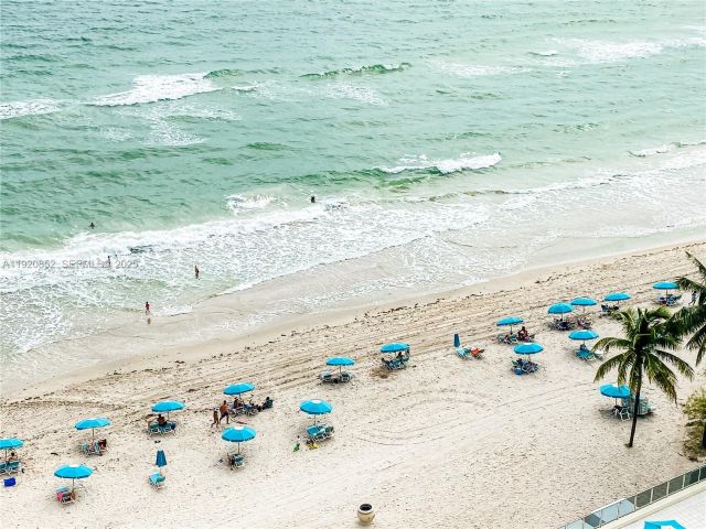 1-bedroom condo for sale in Hollywood - 2501 S Ocean Dr 828 - MondialRealty