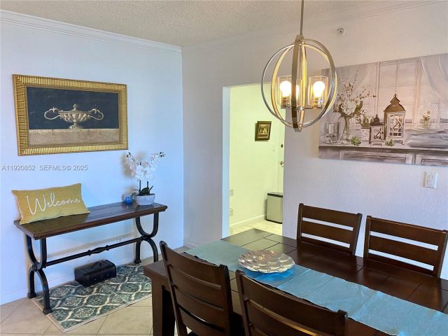 1-bedroom condo for sale in Hollywood - 2501 S Ocean Dr 828 - MondialRealty