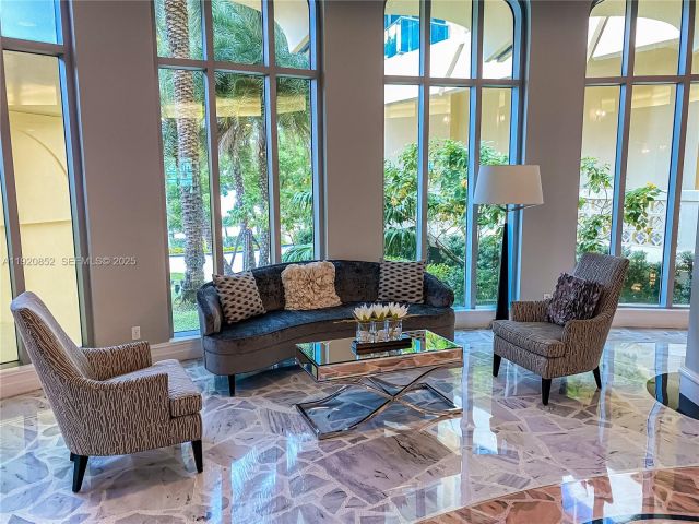 1-bedroom condo for sale in Hollywood - 2501 S Ocean Dr 828 - MondialRealty