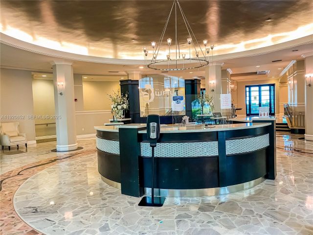 1-bedroom condo for sale in Hollywood - 2501 S Ocean Dr 828 - MondialRealty