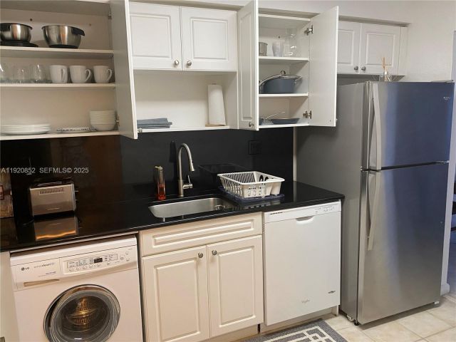 1-bedroom condo for sale in Hollywood - 2501 S Ocean Dr 828 - MondialRealty