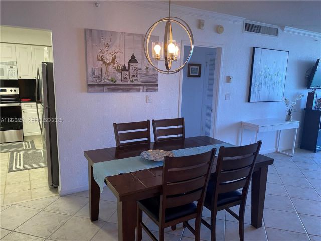 1-bedroom condo for sale in Hollywood - 2501 S Ocean Dr 828 - MondialRealty