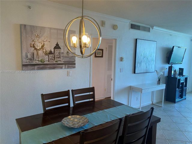 1-bedroom condo for sale in Hollywood - 2501 S Ocean Dr 828 - MondialRealty