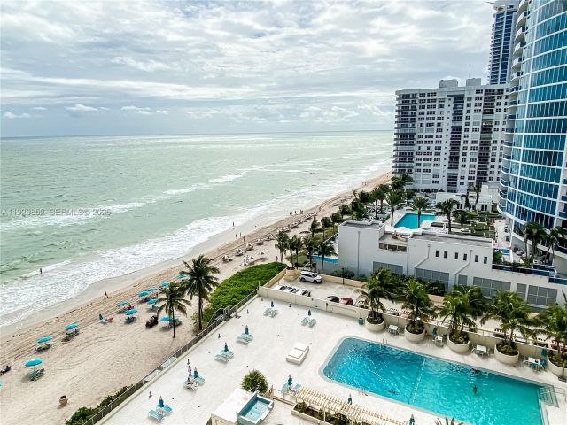 1-bedroom condo for sale in Hollywood - 2501 S Ocean Dr 828 - MondialRealty